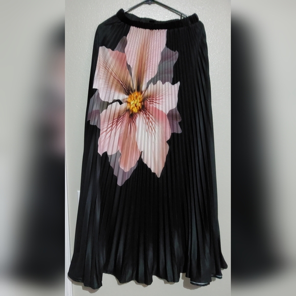 SHEIN Black Floral Set Maxi Skirt and matching blouse Size Small - Picture 10 of 11